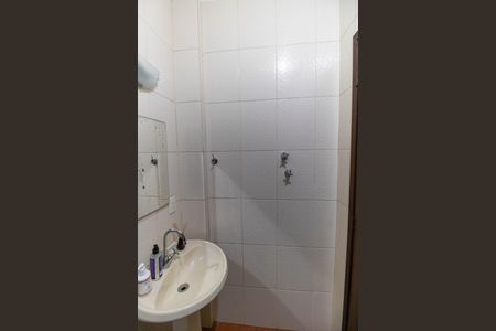 Casa de condomínio à venda com 400m², 5 quartos e 2 vagas Casa de condomínio à venda com 400m², 5 quartos e 2 vagasBanheiro de serviço