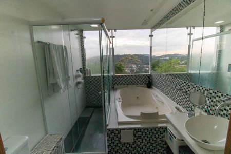 Casa de condomínio à venda com 400m², 5 quartos e 2 vagas Casa de condomínio à venda com 400m², 5 quartos e 2 vagasBanheiro da Suíte