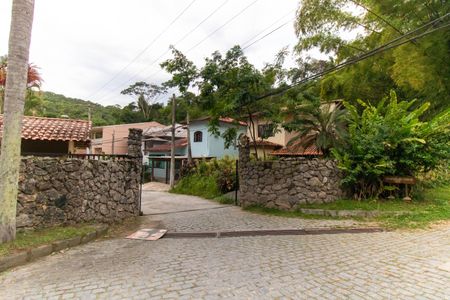 Casa de condomínio à venda com 400m², 5 quartos e 2 vagas Casa de condomínio à venda com 400m², 5 quartos e 2 vagasFachada