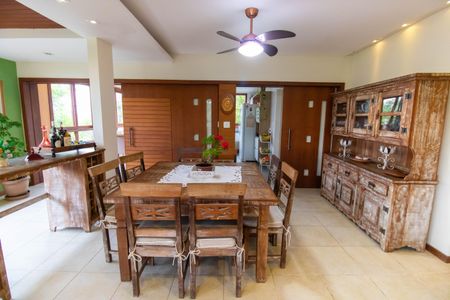 Casa de condomínio à venda com 400m², 5 quartos e 2 vagas Casa de condomínio à venda com 400m², 5 quartos e 2 vagasSala