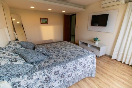 Casa de condomínio à venda com 400m², 5 quartos e 2 vagas Casa de condomínio à venda com 400m², 5 quartos e 2 vagasSuíte