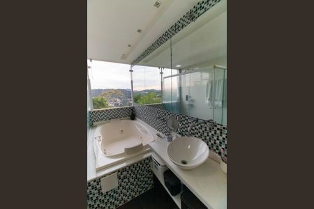 Casa de condomínio à venda com 400m², 5 quartos e 2 vagas Casa de condomínio à venda com 400m², 5 quartos e 2 vagasBanheiro da Suíte