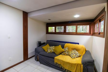 Casa de condomínio à venda com 400m², 5 quartos e 2 vagas Casa de condomínio à venda com 400m², 5 quartos e 2 vagasSala de TV