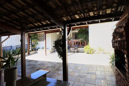 Casa à venda com 400m², 4 quartos e 1 vagaÁrea de Serviço