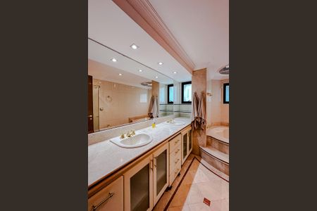 Apartamento para alugar com 220m², 3 quartos e 3 vagasBanheiro da Suíte 1