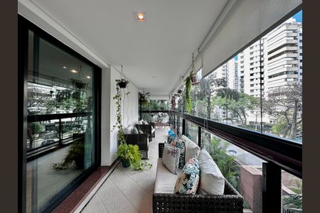 Apartamento à venda com 250m², 4 quartos e 4 vagas Apartamento à venda com 250m², 4 quartos e 4 vagasSacada