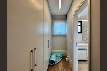 Apartamento à venda com 250m², 4 quartos e 4 vagas Apartamento à venda com 250m², 4 quartos e 4 vagasCloset Suíte 1