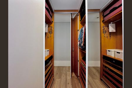 Apartamento à venda com 250m², 4 quartos e 4 vagas Apartamento à venda com 250m², 4 quartos e 4 vagasCloset Suíte 1