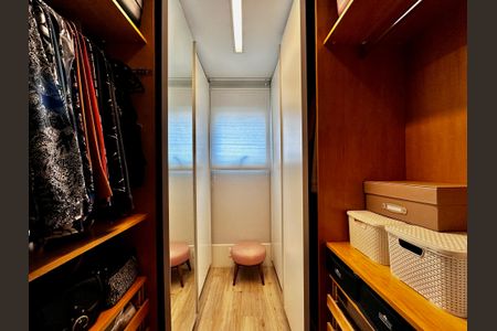 Apartamento à venda com 250m², 4 quartos e 4 vagas Apartamento à venda com 250m², 4 quartos e 4 vagasCloset Suíte 1