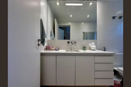 Apartamento à venda com 250m², 4 quartos e 4 vagas Apartamento à venda com 250m², 4 quartos e 4 vagasBanheiro Suíte 2