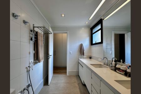 Apartamento à venda com 250m², 4 quartos e 4 vagas Apartamento à venda com 250m², 4 quartos e 4 vagasBanheiro Suíte 1