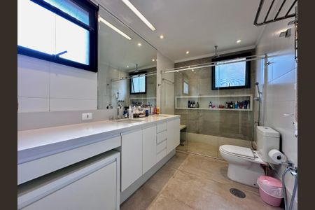 Apartamento à venda com 250m², 4 quartos e 4 vagas Apartamento à venda com 250m², 4 quartos e 4 vagasBanheiro Suíte 1