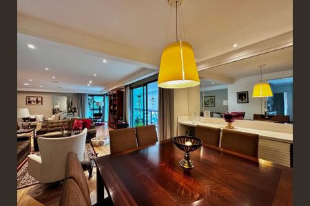 Apartamento à venda com 250m², 4 quartos e 4 vagas Apartamento à venda com 250m², 4 quartos e 4 vagasSala