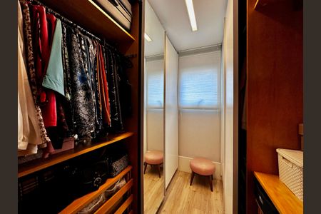 Apartamento à venda com 250m², 4 quartos e 4 vagas Apartamento à venda com 250m², 4 quartos e 4 vagasCloset Suíte 1