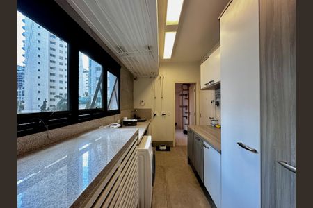 Apartamento à venda com 250m², 4 quartos e 4 vagas Apartamento à venda com 250m², 4 quartos e 4 vagasÁrea de Serviço