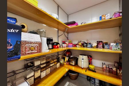 Apartamento à venda com 250m², 4 quartos e 4 vagas Apartamento à venda com 250m², 4 quartos e 4 vagasDespensa