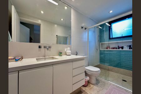 Apartamento à venda com 250m², 4 quartos e 4 vagas Apartamento à venda com 250m², 4 quartos e 4 vagasBanheiro Suíte 2