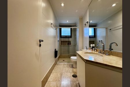 Apartamento à venda com 250m², 4 quartos e 4 vagas Apartamento à venda com 250m², 4 quartos e 4 vagasBanheiro Social