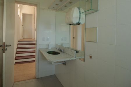 Casa para alugar com 240m², 4 quartos e 3 vagasBanheiro Social