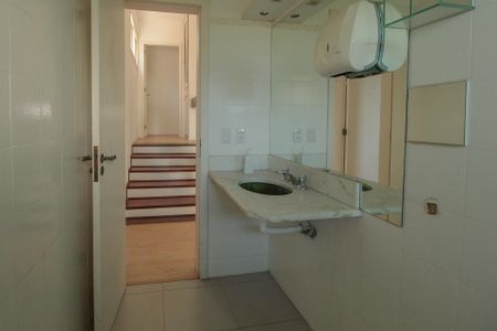 Casa para alugar com 240m², 4 quartos e 3 vagasBanheiro Social