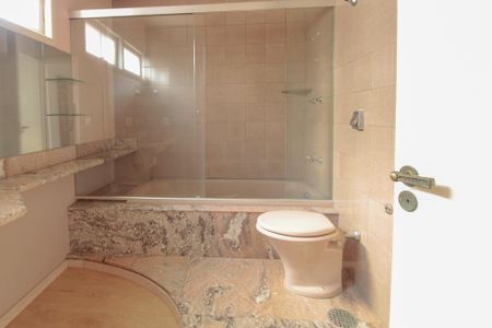 Casa para alugar com 240m², 4 quartos e 3 vagasBanheiro da Suíte