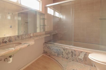 Casa para alugar com 240m², 4 quartos e 3 vagasBanheiro da Suíte