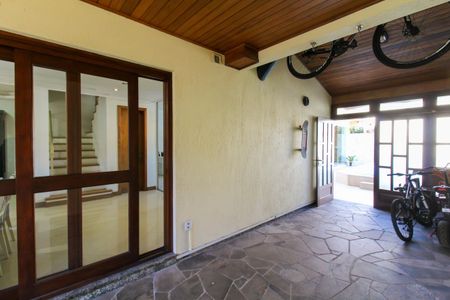 Casa de condomínio à venda com 243m², 4 quartos e 3 vagasÁrea externa