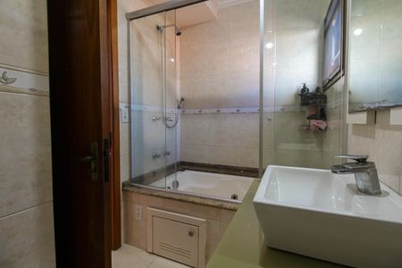 Casa de condomínio à venda com 243m², 4 quartos e 3 vagasBanheiro da Suíte