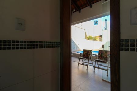 Casa de condomínio à venda com 243m², 4 quartos e 3 vagasBanheiro de Serviço