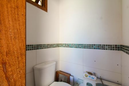 Casa de condomínio à venda com 243m², 4 quartos e 3 vagasBanheiro de Serviço