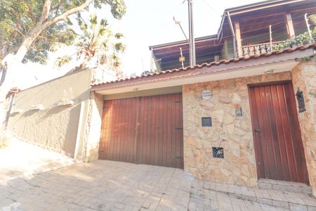 Casa à venda com 321m², 4 quartos e 3 vagasFachada