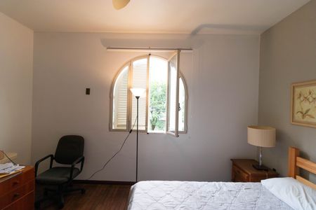 Casa à venda com 695m², 3 quartos e 7 vagas Casa à venda com 695m², 3 quartos e 7 vagasCorredor