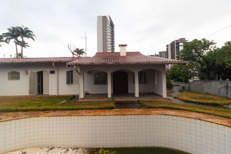 Casa à venda com 695m², 3 quartos e 7 vagas Casa à venda com 695m², 3 quartos e 7 vagasQuintal