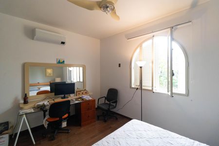 Casa à venda com 695m², 3 quartos e 7 vagas Casa à venda com 695m², 3 quartos e 7 vagasCorredor