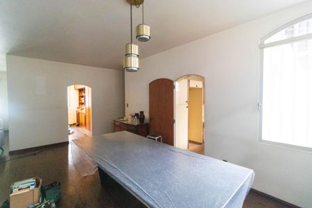 Casa à venda com 695m², 3 quartos e 7 vagas Casa à venda com 695m², 3 quartos e 7 vagasSala