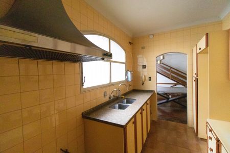 Casa à venda com 695m², 3 quartos e 7 vagas Casa à venda com 695m², 3 quartos e 7 vagasCozinha