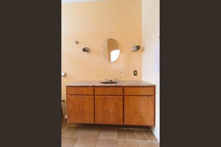 Casa à venda com 695m², 3 quartos e 7 vagas Casa à venda com 695m², 3 quartos e 7 vagasBanheiro da Suíte 01