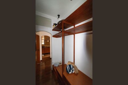 Casa à venda com 695m², 3 quartos e 7 vagas Casa à venda com 695m², 3 quartos e 7 vagasCloset da Suíte 03