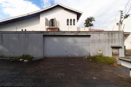 Casa à venda com 695m², 3 quartos e 7 vagas Casa à venda com 695m², 3 quartos e 7 vagasFachada