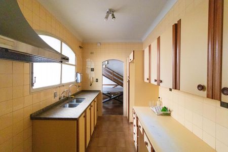 Casa à venda com 695m², 3 quartos e 7 vagas Casa à venda com 695m², 3 quartos e 7 vagasCozinha