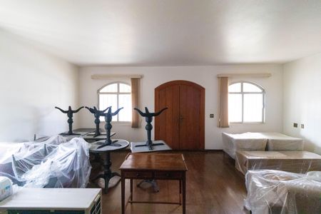 Casa à venda com 695m², 3 quartos e 7 vagas Casa à venda com 695m², 3 quartos e 7 vagasSala