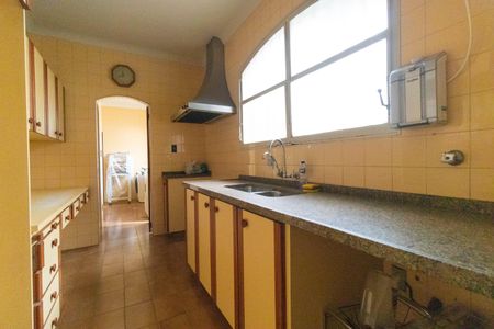 Casa à venda com 695m², 3 quartos e 7 vagas Casa à venda com 695m², 3 quartos e 7 vagasCozinha