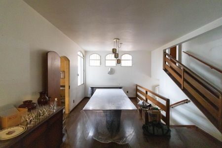 Casa à venda com 695m², 3 quartos e 7 vagas Casa à venda com 695m², 3 quartos e 7 vagasSala