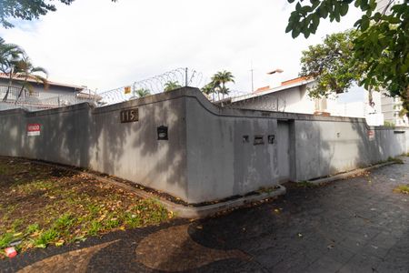 Casa à venda com 695m², 3 quartos e 7 vagas Casa à venda com 695m², 3 quartos e 7 vagasFachada