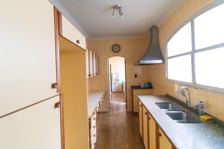 Casa à venda com 695m², 3 quartos e 7 vagas Casa à venda com 695m², 3 quartos e 7 vagasCozinha