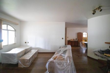 Casa à venda com 695m², 3 quartos e 7 vagas Casa à venda com 695m², 3 quartos e 7 vagasSala