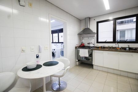 Apartamento à venda com 221m², 4 quartos e 4 vagas Apartamento à venda com 221m², 4 quartos e 4 vagasCozinha