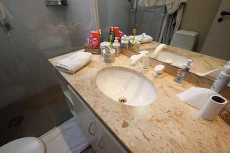 Apartamento à venda com 221m², 4 quartos e 4 vagas Apartamento à venda com 221m², 4 quartos e 4 vagasBanheiro da Suíte