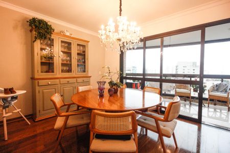 Apartamento à venda com 221m², 4 quartos e 4 vagas Apartamento à venda com 221m², 4 quartos e 4 vagasSala de jantar