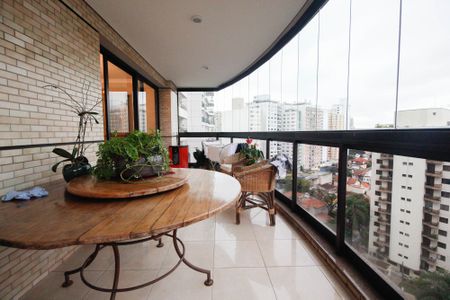 Apartamento à venda com 221m², 4 quartos e 4 vagas Apartamento à venda com 221m², 4 quartos e 4 vagasVaranda